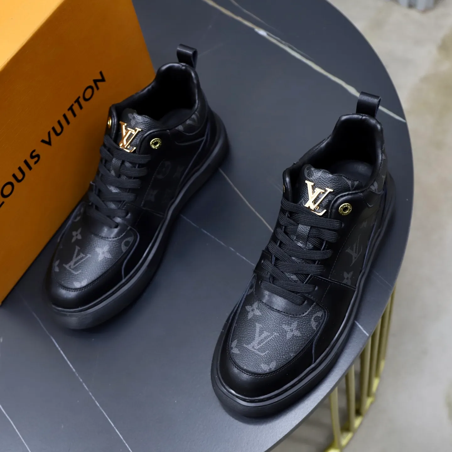 Ex-factory price: 442💰🙅‍♂️🙅‍♂️🙅‍♂️ Brand: LV Louis Vuitton Standard code: 38-44 (45 customized) Grade: Same as the official website Material: Original cowhide material spliced with brand rubber Comfortable and breathable lining Lightweight and wear-resistant sports outsole Style category: Men's fashionable casual shoes Running sneakers Distinguished luxury brand elements Top luxury color: actual picture color